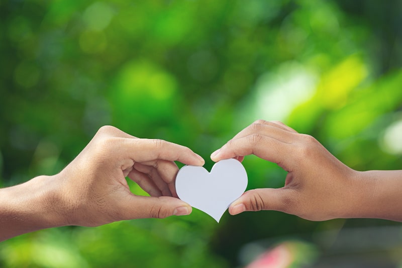 2 People holding a heart